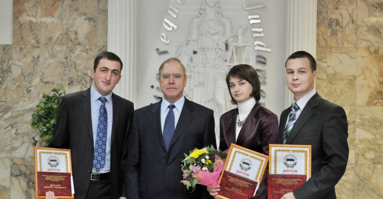 Именные стипендиаты 2010-2011 учебного года Киракосян Арест, президент ТРООВ ИГиП ТюмГУ Добрынин Н.М., Копанова Ирина, Семенченко Артем